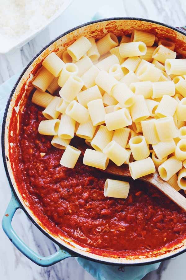 rigatoni pasta with red sauce
