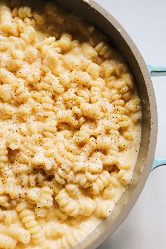 the right side of a blue pan filled with gouda mac and cheese. 