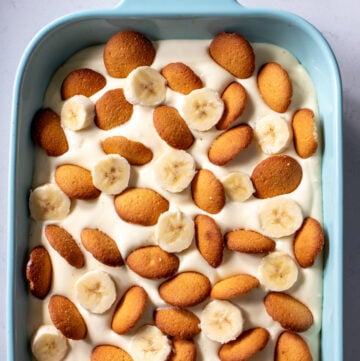 southern banana pudding in a blue serving platter with nilla wafers and banana slices.