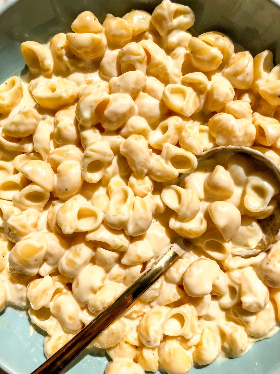 an up close view of the texture of white cheddar mac n cheese.