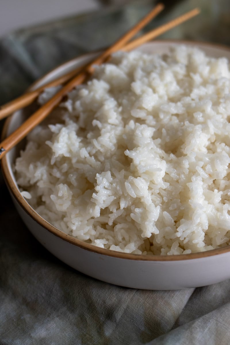 an up close look at the texture of sushi rice after it's been made in a rice cooker.